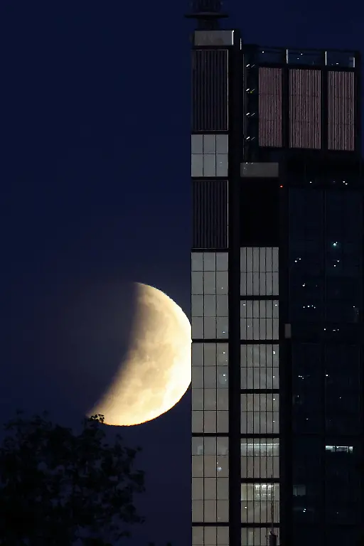epi_1065810830_REUTERSFOTO_2026-08-28T052808Z 1607362191 RC2G7NALB8H4 RTRMADP 3 LUNAR-ECLIPSE-POLAND.JPG_The moon during a pa